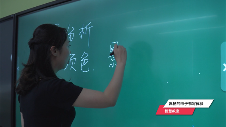 尊龙时凯黄淮学院智慧教室：智能交互平板电子书写体验